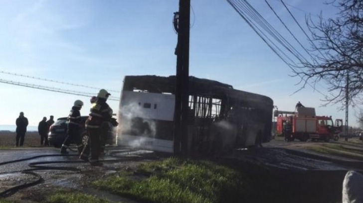 Panică la Satu Mare: un autobuz cu pasageri a luat foc în mers!