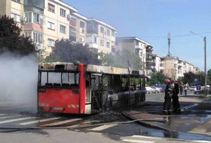 Un autobuz a luat foc în mers și ars în întregime, la Arad