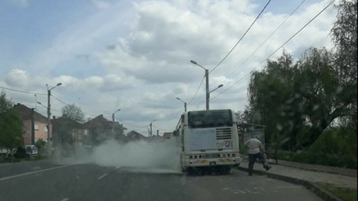 Alertă de incendiu la un autobuz din Satu Mare. Șoferul a intervenit de urgență