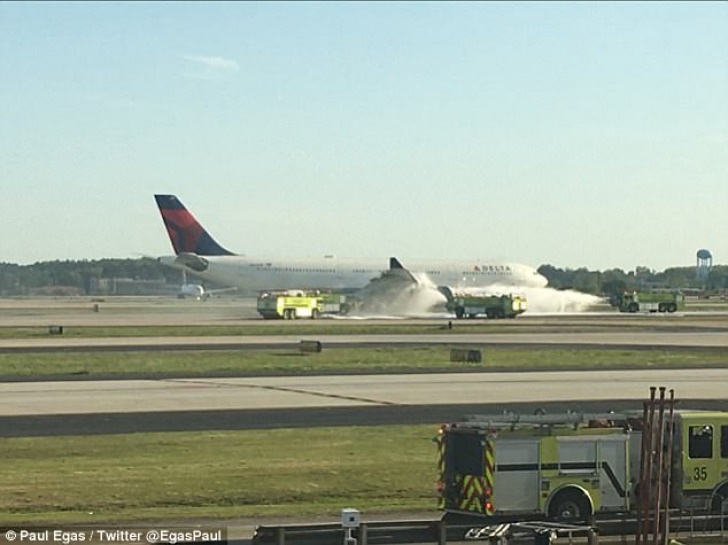 Imagini dramatice. Motorul avionului a luat foc, aeronava s-a întors de urgență pe aeroport