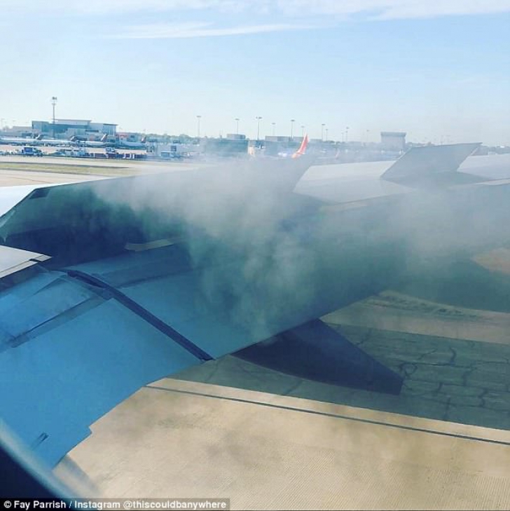 Imagini dramatice. Motorul avionului a luat foc, aeronava s-a întors de urgență pe aeroport