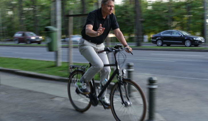 Președintele Iohannis merge pe o bicicletă Winora, cu camere un pic dezumflate. Cât costă