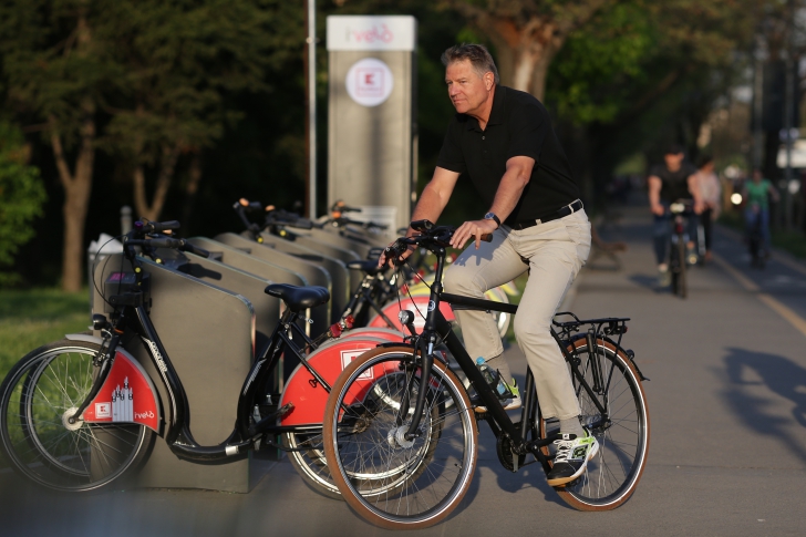 Președintele Iohannis merge pe o bicicletă Winora, cu camere un pic dezumflate. Cât costă