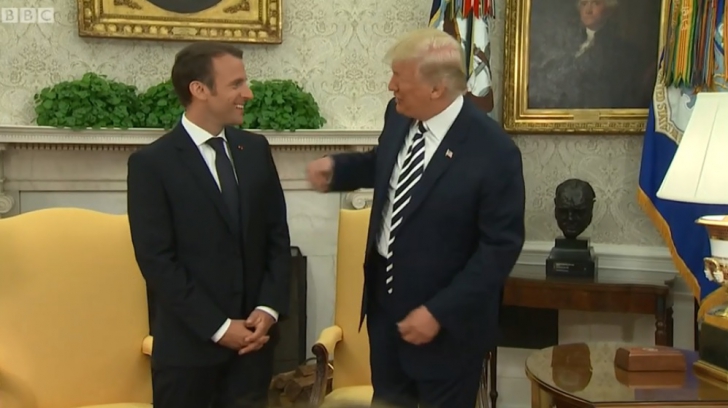 Glumă în Biroul Oval. Donald Trump l-a scuturat de "mătreaţă" pe "perfectul" Emanuel Macron