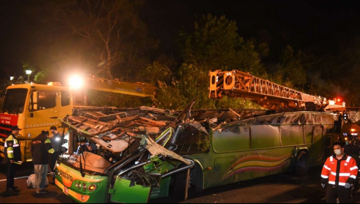 Autobuz căzut de pe pod, în condiții suspecte. Cel puțin 30 de morți