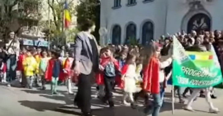 Simfonia Lalelelor sau Cântarea României. Zeci de copii de gradiniță au defilat în fața lui Dăncilă