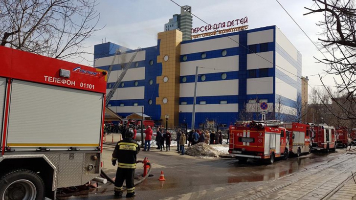 Incendiu la un mall din Moscova. Cel puțin un mort, 600 de persoane evacuate