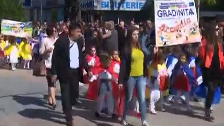 Imagini incredibile cu copii de grădiniţă defilând în faţa lui Dăncilă. VIDEO