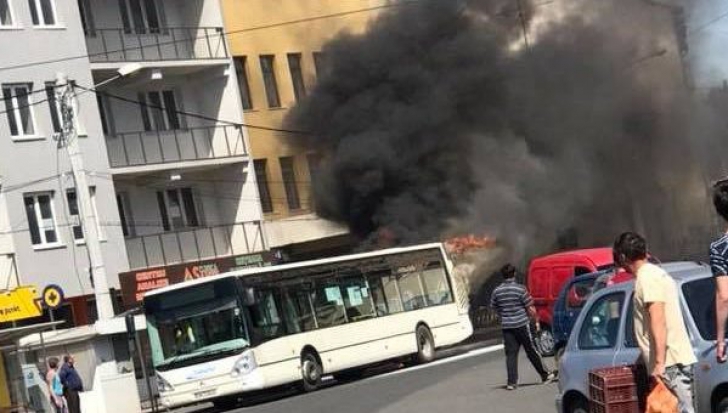 Autobuzul a luat foc în mers