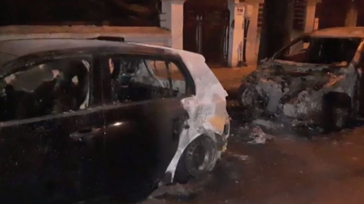 Incident șocant în Capitală. Opt mașini incendiate noaptea trecută. Piromanul, de negăsit
