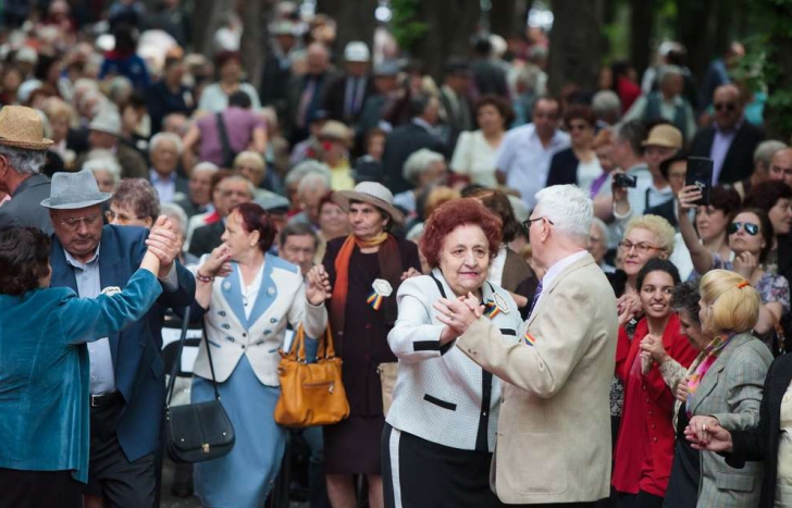 Prăpastia pensiilor: cei mai săraci pensionari din România stau lângă cei mai bogaţi 