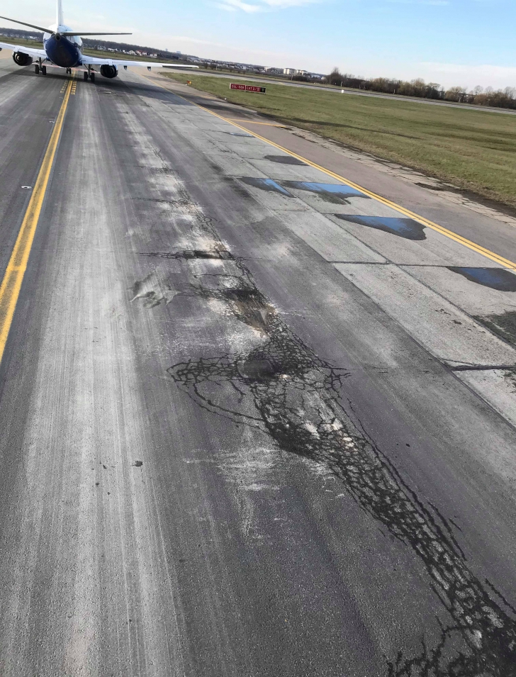 Compania Aeroporturi, după ce un avion a smuls asfalt de pe Aerpoportul Otopeni: Nimic grav! (FOTO)