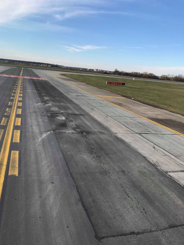 Compania Aeroporturi, după ce un avion a smuls asfalt de pe Aerpoportul Otopeni: Nimic grav! (FOTO)