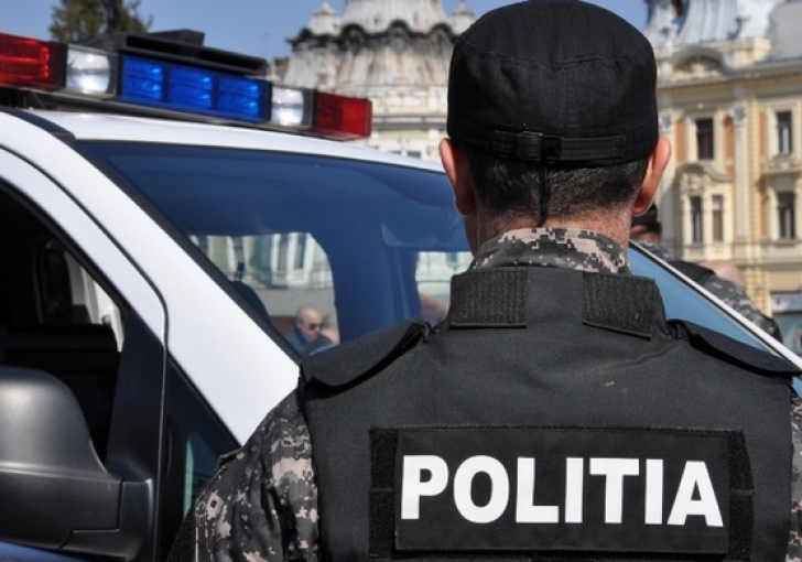 O femeie care a tras cu un pistol cu bile în fața unui club din Sighișoara, reținută de polițiști