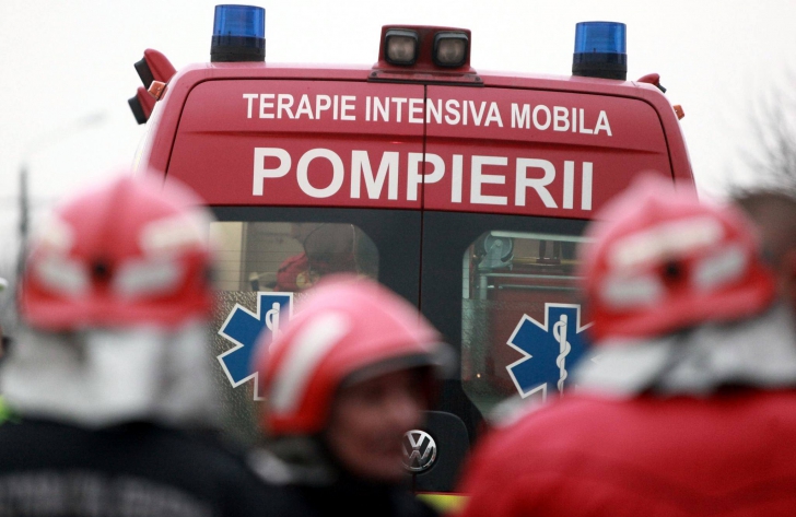 Un microbuz care transporta persoane şi materiale textile a luat foc în mers / Foto: Arhivă