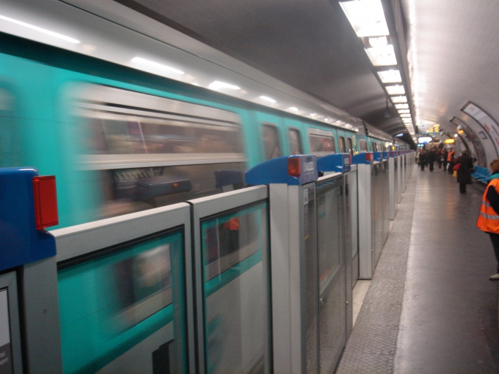 Usi de securitate la metroul din Paris