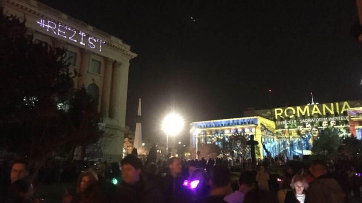 Protest #Rezist, duminică seara în Capitală. Mesaje anti-PSD proiectate pe Muzeul de Artă