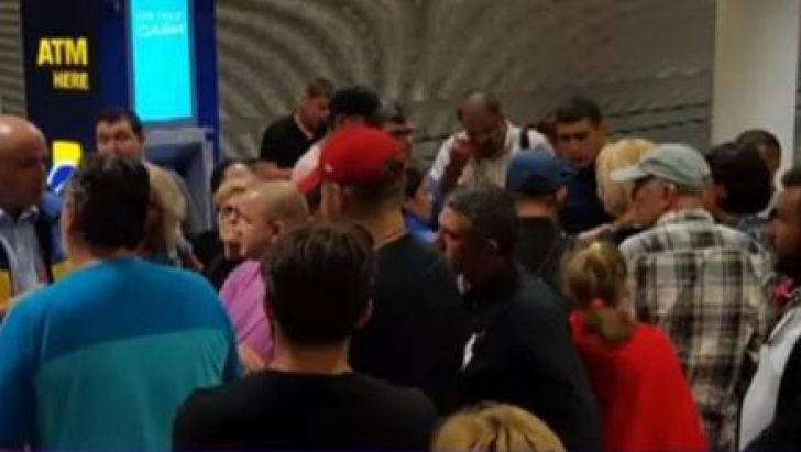 Zeci de români, blocaţi pe aeroportul din Lisabona