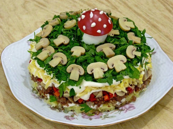 Cum să ornezi salata de boeuf de Paşti pentru a-ţi impresiona musafirii. Modele simplie de decorare