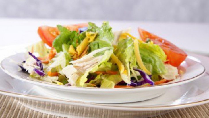 Chiar şi salata îngraşă: Ce ne recomandă medicii