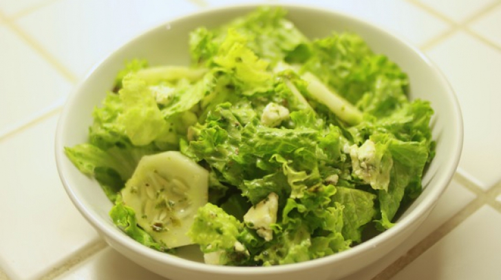 Ce se întâmplă în corpul tău când combini salata verde cu castraveţi