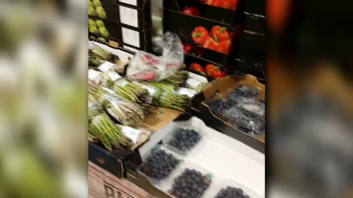 Imagini incredibile cu un șoarece care se plimbă printre fructele și legumele unui supermarket