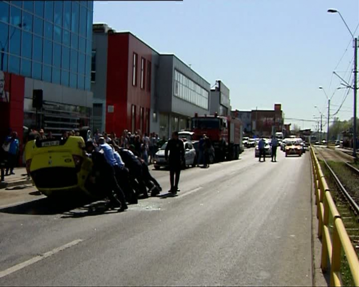 Accident teribil în Bucureşti: Un taxi s-a răsturnat, în Crângaşi. Imagini incredibile