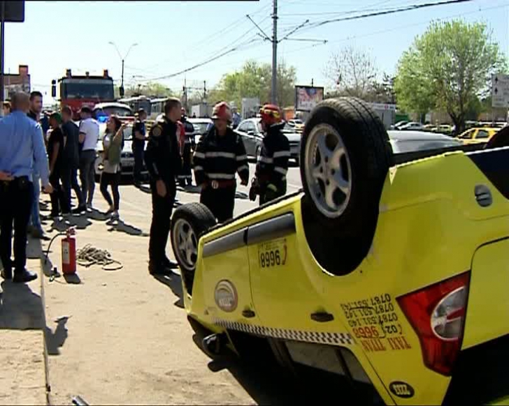 Accident teribil în Bucureşti: Un taxi s-a răsturnat, în Crângaşi. Imagini incredibile