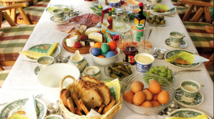 TRADIŢII DE PAŞTE 2019: Ce fel de mâncare nu trebuie să lipsească de pe masa de Paști