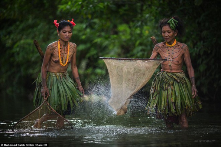Imagini incredibile cu tribul care nu a fost atins de lumea modernă. Ce viaţa au aceşti oameni!