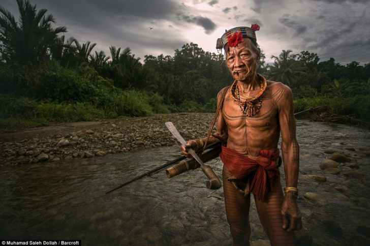 Imagini incredibile cu tribul care nu a fost atins de lumea modernă. Ce viaţa au aceşti oameni!