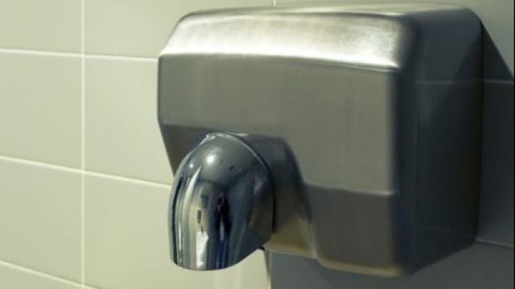 De ce n-ar trebui să mai folosești niciodată uscătorul de mâini din toaletele publice