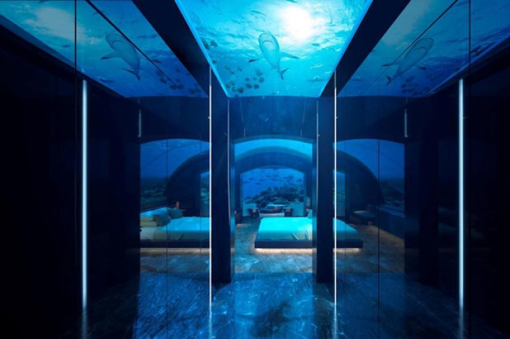 Vila de sub apă din Maldive unde poți dormi lângă rechini. Te va costa ceva bani