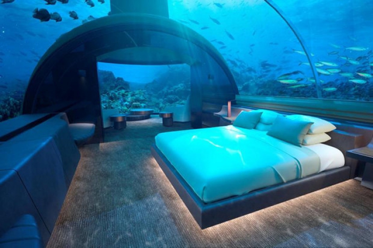 Vila de sub apă din Maldive unde poți dormi lângă rechini. Te va costa ceva bani