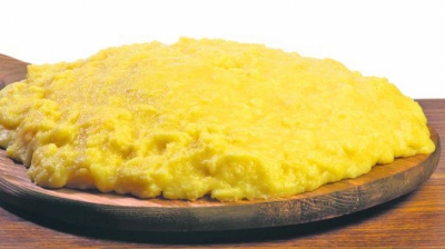 Trucul pe care puţini &icirc;l ştiu! Ce să faci cu mălaiul pentru ca mămăliga să iasă fără cocoloaşe