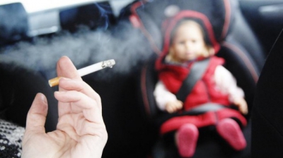 Amendă pentru părinţii care fumează în prezenţa copiilor. Unde se întâmplă aşa ceva