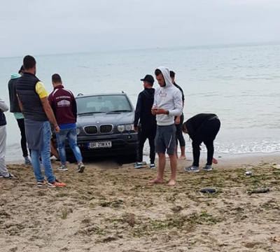 Aroganţă în Vama Veche. Un şofer din Brăila şi-a dus BMW-ul pe plajă, până la valurile mării 