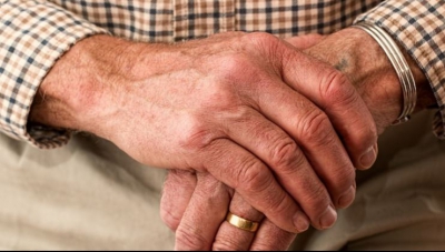 Test de sănătate. Ciupește pielea din dosul palmei. Ce înseamnă dacă revine repede la normal