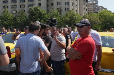 Centrul Capitalei, blocat: Violenţe la protestul taximetriștilor în Piața Constituției