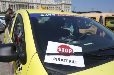 Centrul Capitalei, blocat: Violenţe la protestul taximetriștilor în Piața Constituției