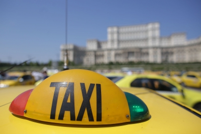 Centrul Capitalei, blocat: Violenţe la protestul taximetriștilor în Piața Constituției