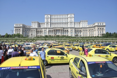 Centrul Capitalei, blocat: Violenţe la protestul taximetriștilor în Piața Constituției