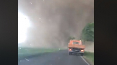 Tornadă din senin - 2 persoane grav rănite. Imagini de coşmar&nbsp;