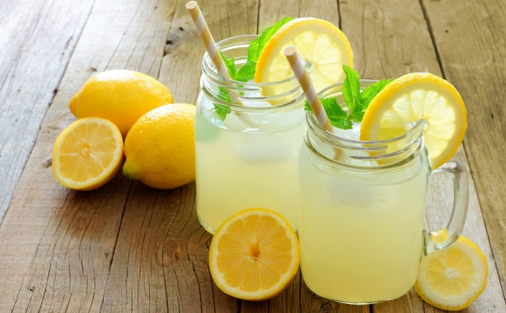 Aşa prepari cea mai răcoroasă limonadă. Este perfectă în zilele caniculare ce vor urma
