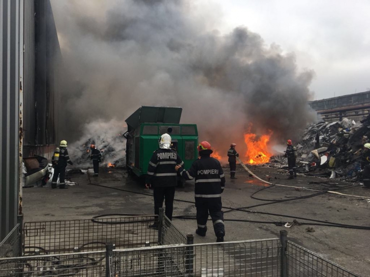 Incendiu devastator în Prahova. A ars un depozit cu peste 300 de tone de materiale plastice
