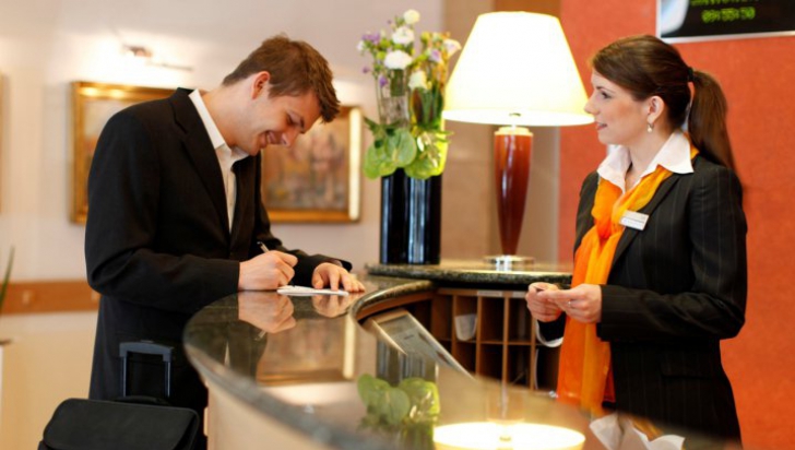 O recepţioneră de hotel face dezvăluiri şocante! Ce fac angajatele fără ca turiştii să ştie