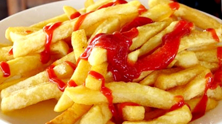 Mănânci cartofii prăjiţi cu ketchup? Ce se întâmplă în organismul tău când faci această combinaţie