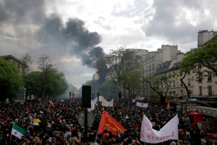 Violențe la Paris de 1 Mai. Mașini în flăcări, gaze lacrimogene, un McDonalds devastat 