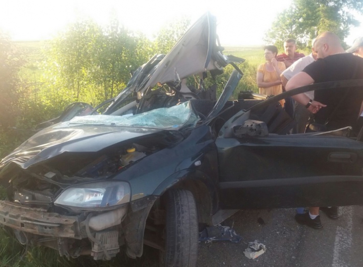 Accident teribil în Suceava:un mort. Maşina s-a izbit dintr-un autocar plin cu pasageri într-un TIR / Foto: suceavanews.ro