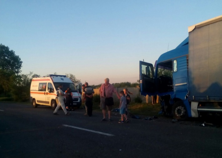 Accident teribil în Suceava:un mort. Maşina s-a izbit dintr-un autocar plin cu pasageri într-un TIR / Foto: suceavanews.ro